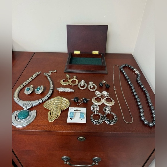 Bundle Of Mixed Jewelry Pieces Earrings, Pins, Necklaces, Plus Box Craft & Wear - Picture 1 of 8